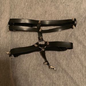 Adjustable spiked garter